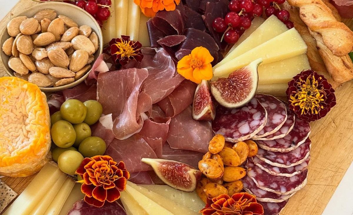 A Gutta på Haugen board of cured meats, cheeses, figs, olives and almonds